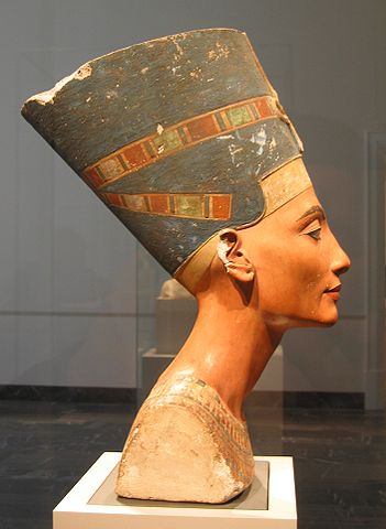 Nefertiti – bust policromat înalt de aproximativ 50 cm, descoperit de arheologul german Ludwig Borchardt la Amarna, în data de 6 decembrie 1912. Lucrarea se află expusă la Muzeul din Berlin (Staatliche Museum) începând cu anul 1924. Deoarece descoperirea a fost făcută în locul în care se presupune că s-ar fi aflat atelierul marelui sculptor Thutmosis, lucrarea îi este atribuită acestuia. Conform datelor de ultima oră s-a emis ipoteză că bustul nu ar fi tocmai identic cu modul în care arăta, în realitate, Nefertiti. Este posibil ca artistul să fi retuşat în bună măsură trăsăturile feţei şi nasului operei sale din calcar reuşind să obţină un chip de o simetrie aproape perfectă.