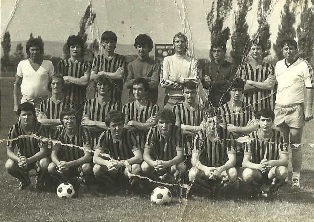 Bunicul meu era mare amator de fotbal. Fotografiile echipei de fotbal nu sunt mai noi de anul 1983.